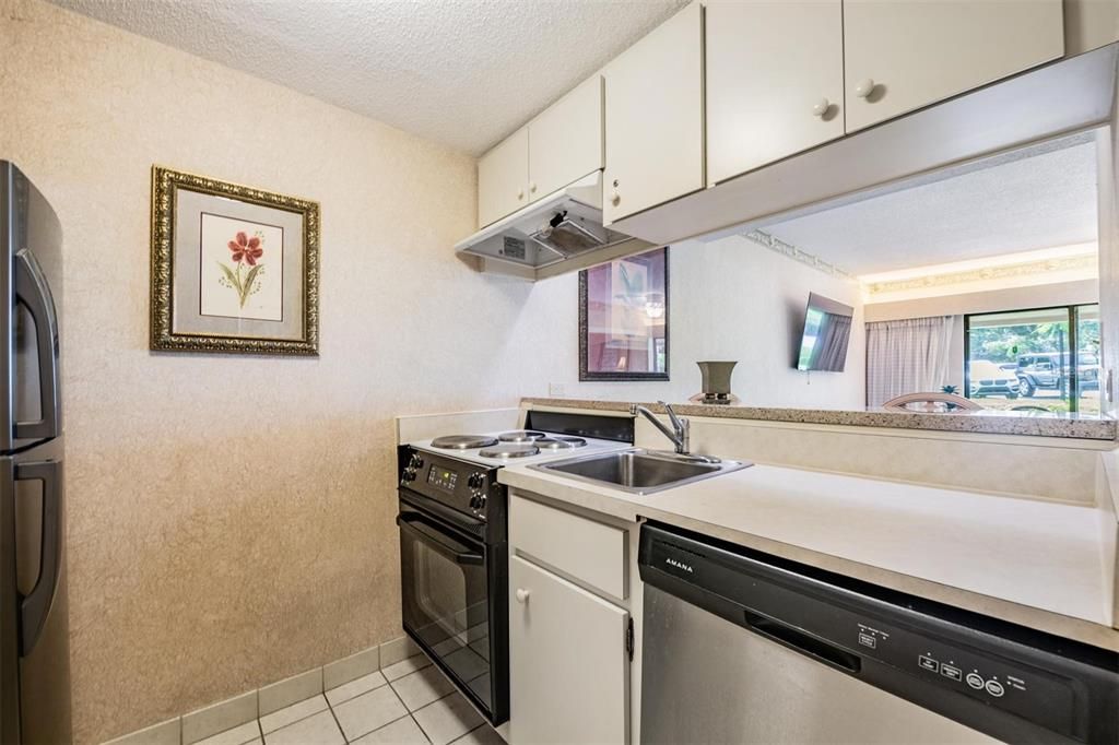 Active With Contract: $175,000 (1 beds, 1 baths, 610 Square Feet)