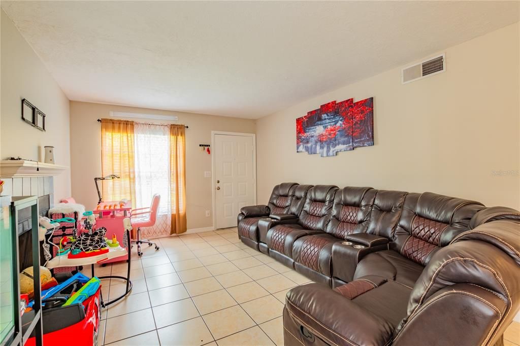 For Sale: $220,000 (2 beds, 2 baths, 912 Square Feet)