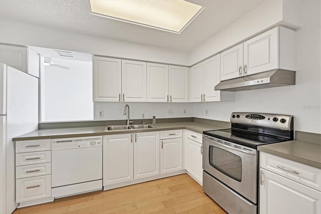 For Sale: $235,000 (2 beds, 2 baths, 982 Square Feet)