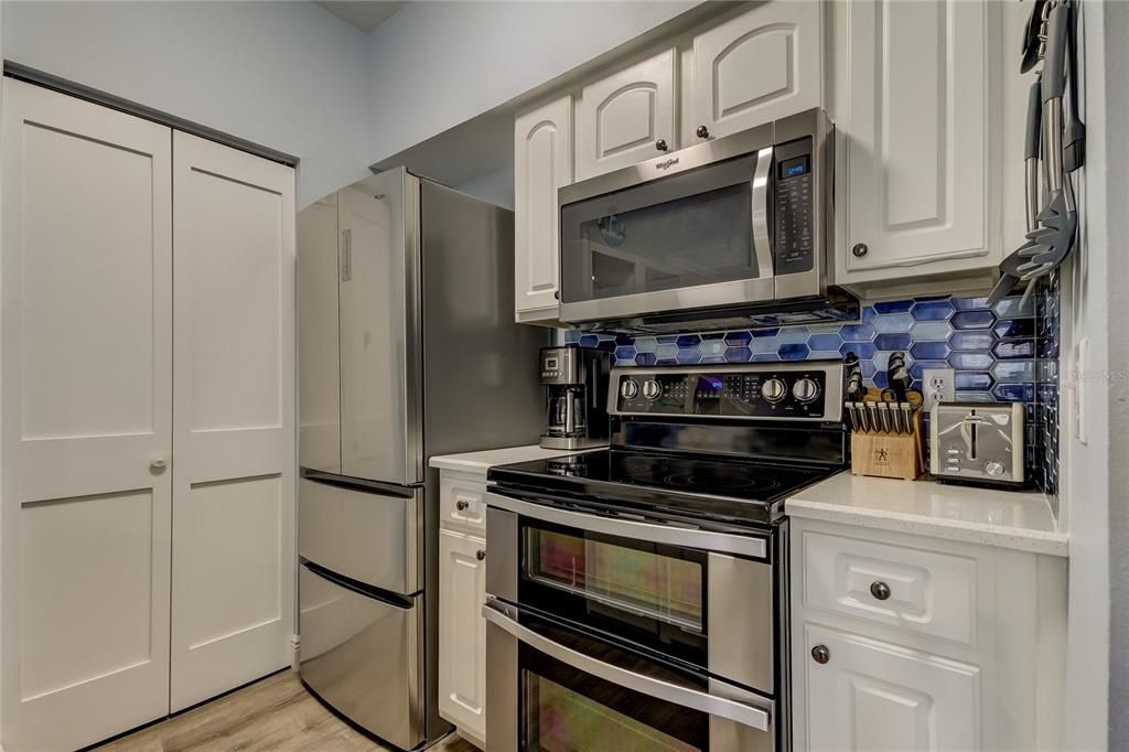 For Sale: $249,000 (1 beds, 1 baths, 572 Square Feet)