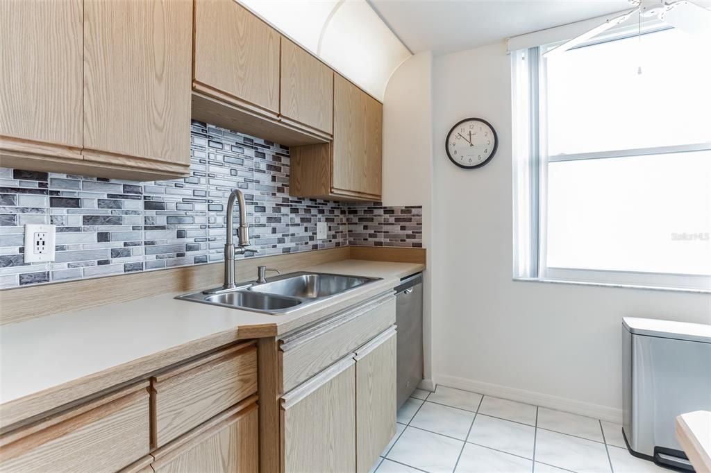 For Sale: $415,000 (2 beds, 2 baths, 1275 Square Feet)