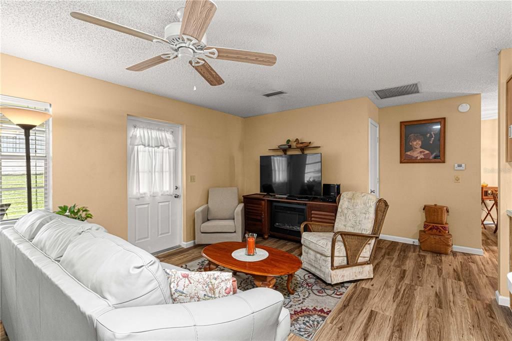 Active With Contract: $164,900 (2 beds, 2 baths, 1533 Square Feet)