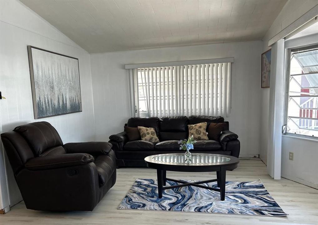 For Sale: $370,000 (2 beds, 2 baths, 880 Square Feet)