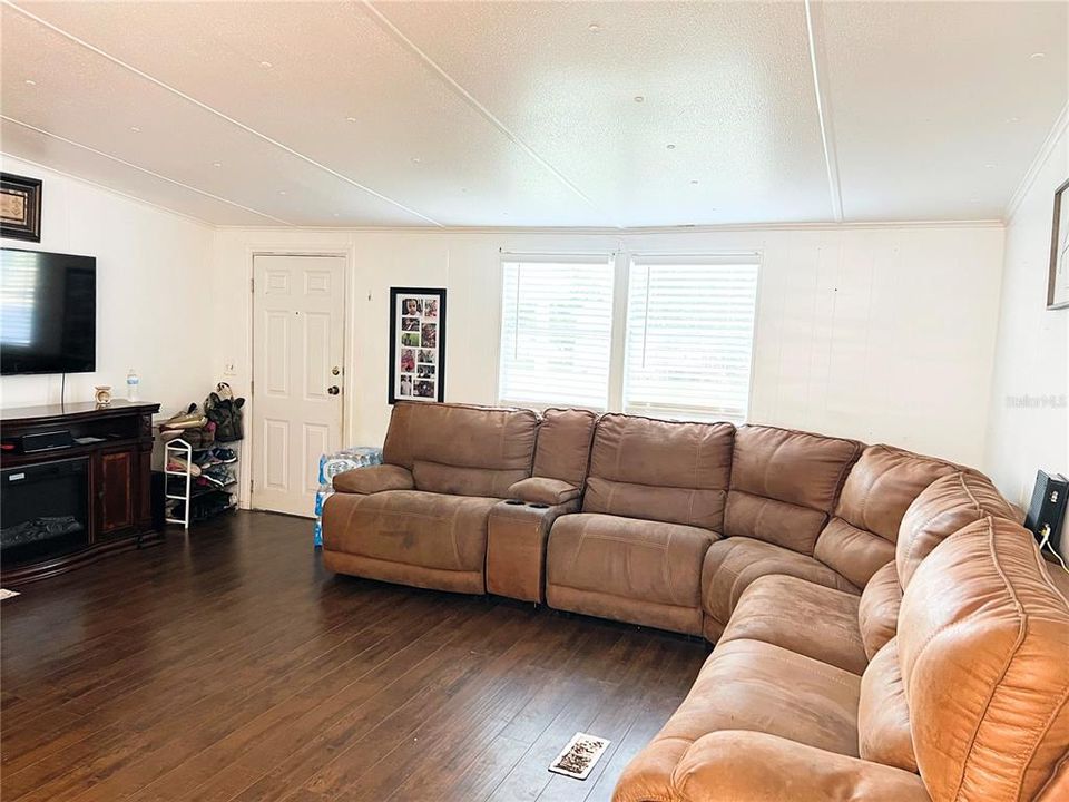 For Sale: $189,500 (3 beds, 2 baths, 1012 Square Feet)