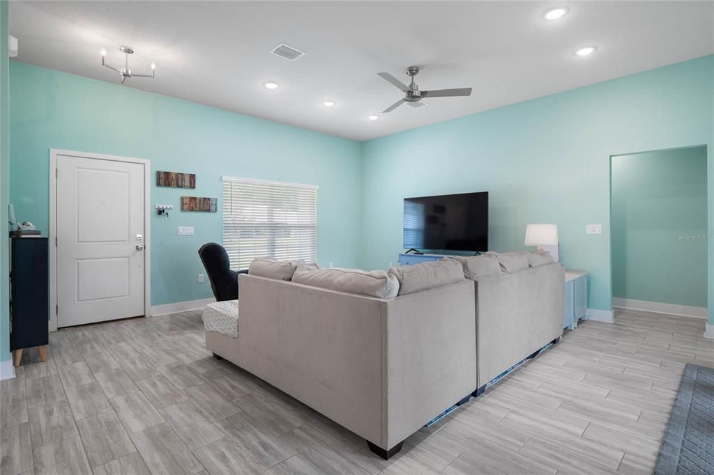 Active With Contract: $330,000 (3 beds, 2 baths, 1721 Square Feet)