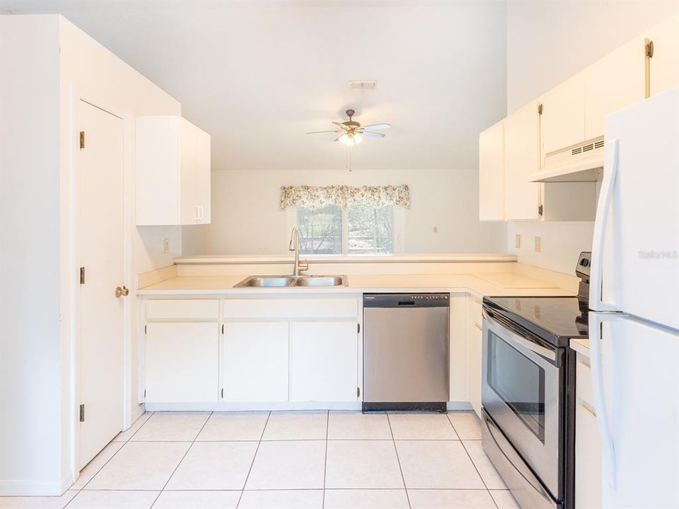 For Sale: $350,000 (3 beds, 2 baths, 1544 Square Feet)