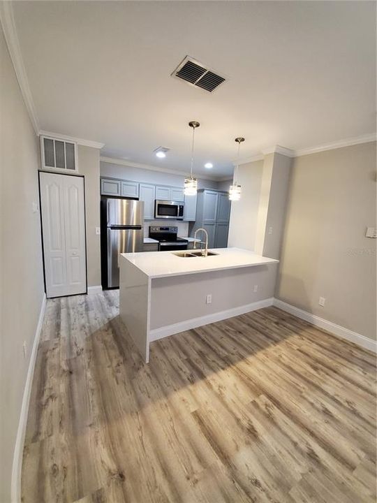 For Sale: $305,000 (1 beds, 1 baths, 528 Square Feet)