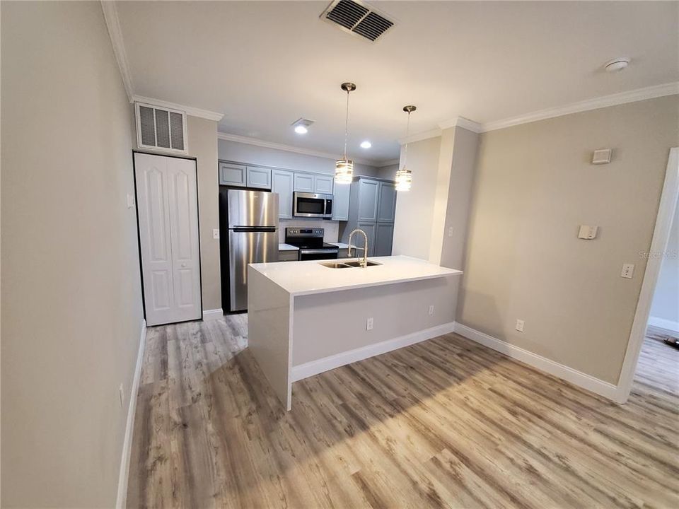 For Sale: $305,000 (1 beds, 1 baths, 528 Square Feet)