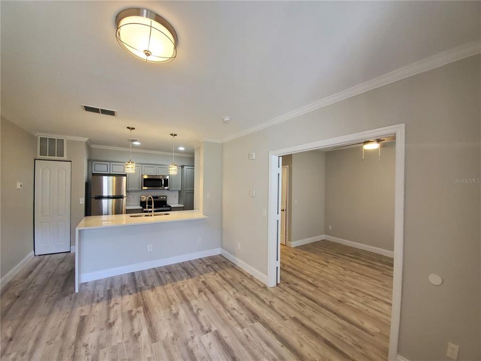 For Sale: $305,000 (1 beds, 1 baths, 528 Square Feet)