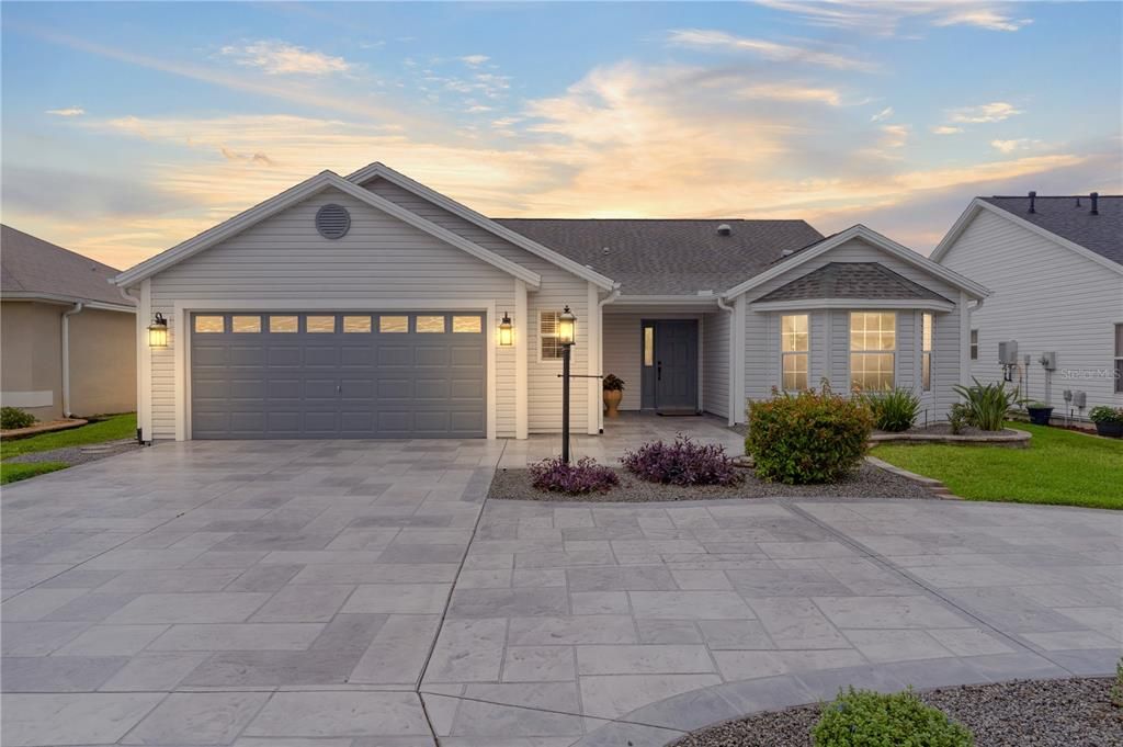 Lovely curb appeal on a quiet cul-de-sac street