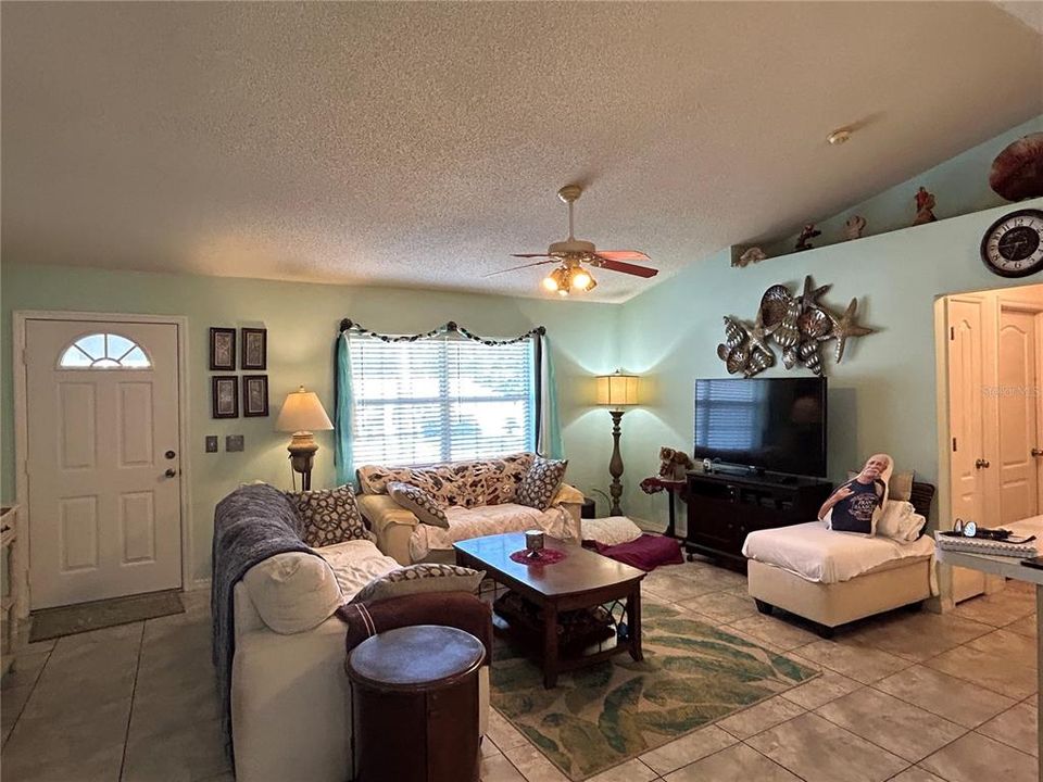 For Sale: $284,900 (3 beds, 2 baths, 1276 Square Feet)