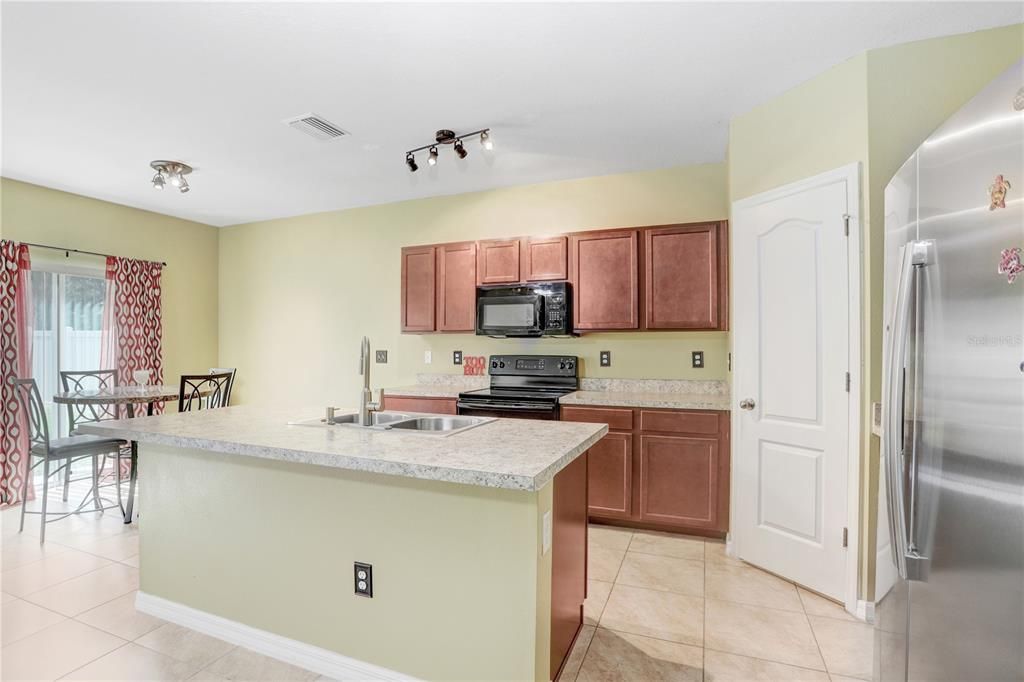 For Sale: $349,900 (3 beds, 2 baths, 1431 Square Feet)