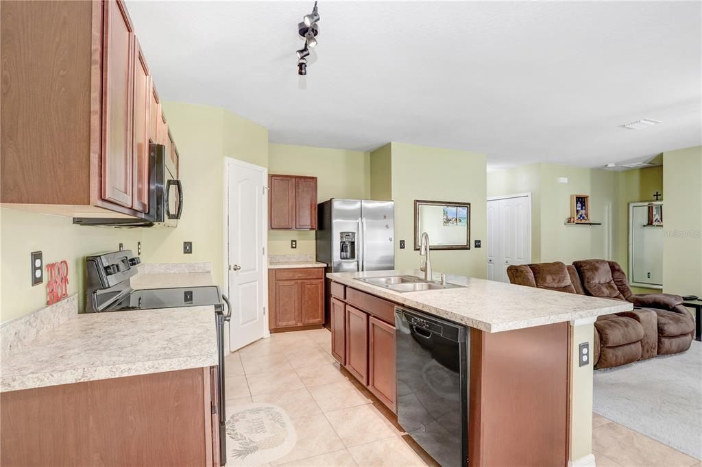 For Sale: $349,900 (3 beds, 2 baths, 1431 Square Feet)