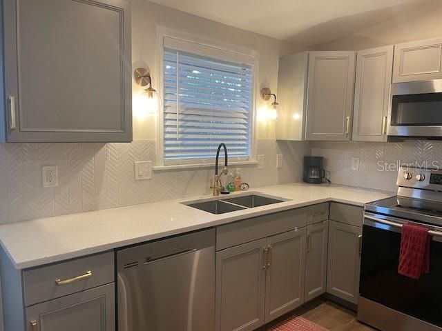 For Rent: $2,850 (3 beds, 2 baths, 948 Square Feet)