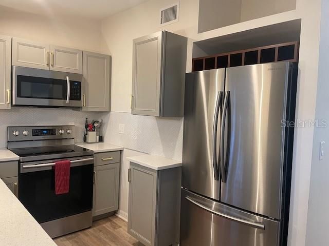 For Rent: $2,850 (3 beds, 2 baths, 948 Square Feet)