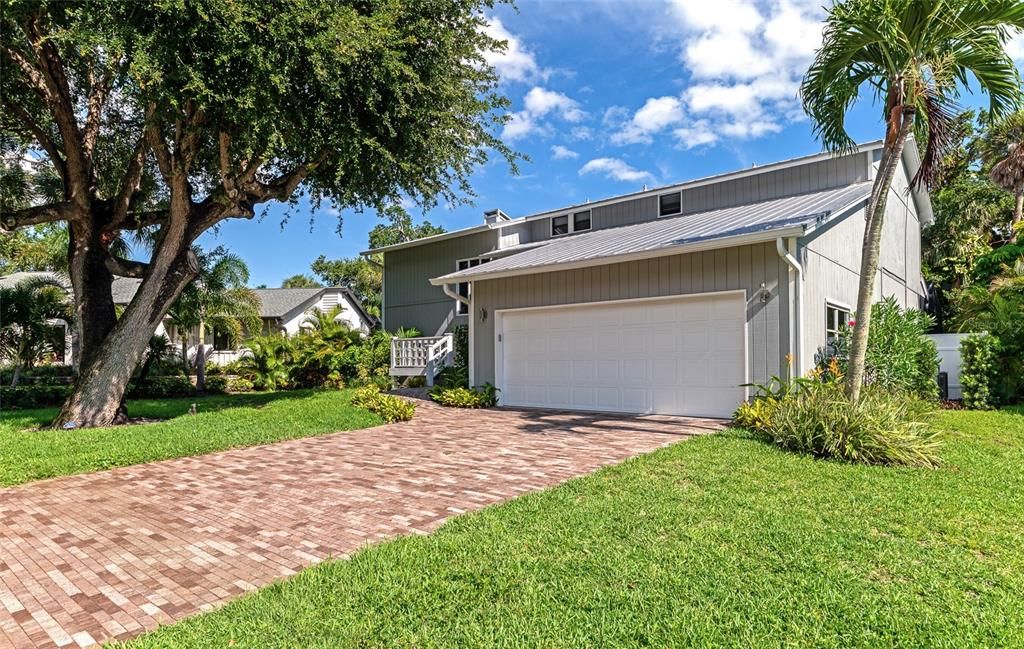 For Sale: $1,800,000 (3 beds, 2 baths, 3000 Square Feet)