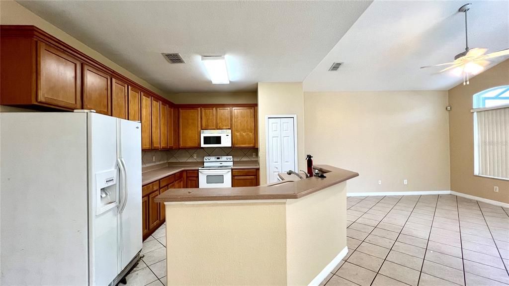 For Rent: $2,350 (5 beds, 3 baths, 2600 Square Feet)