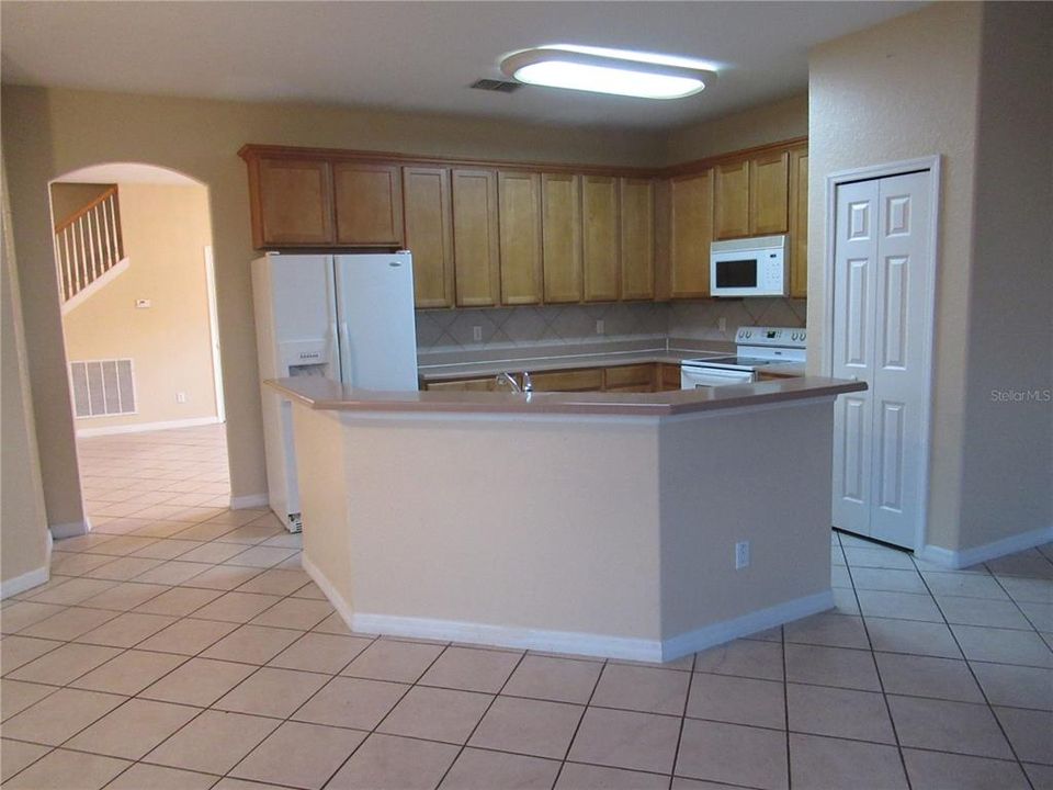 For Rent: $2,350 (5 beds, 3 baths, 2600 Square Feet)