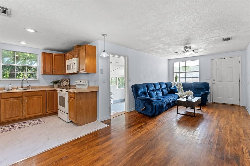 Active With Contract: $169,900 (2 beds, 1 baths, 649 Square Feet)