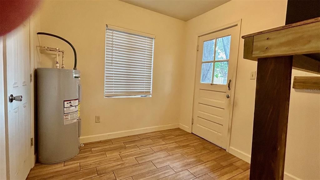 Active With Contract: $225,000 (2 beds, 1 baths, 760 Square Feet)