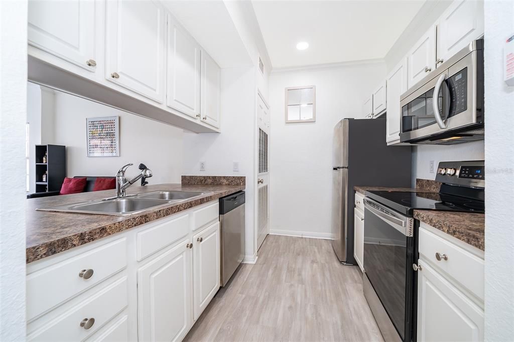 Active With Contract: $195,000 (1 beds, 1 baths, 642 Square Feet)