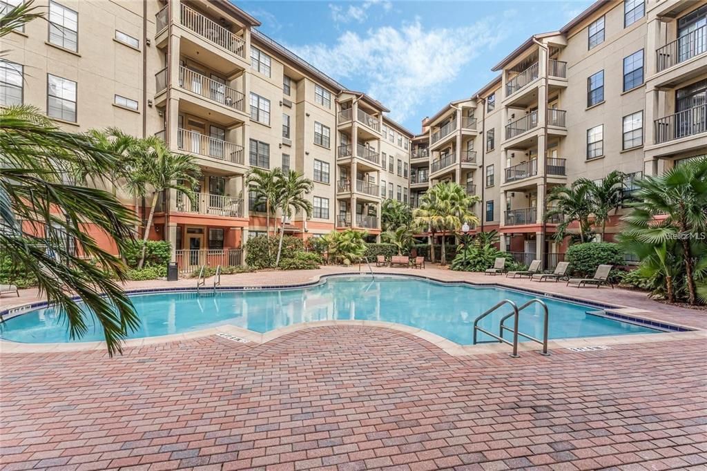 Active With Contract: $195,000 (1 beds, 1 baths, 642 Square Feet)