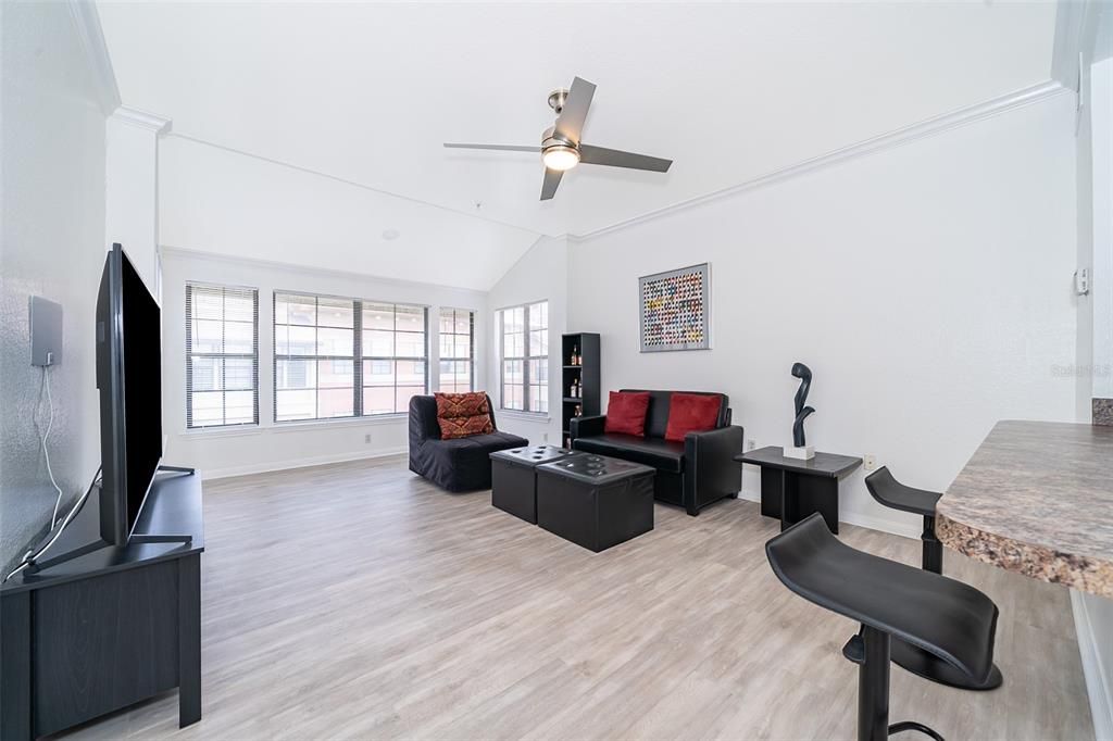 Active With Contract: $195,000 (1 beds, 1 baths, 642 Square Feet)