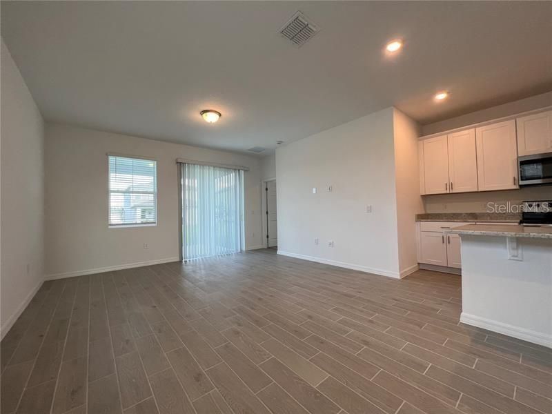 For Rent: $2,750 (4 beds, 2 baths, 2082 Square Feet)