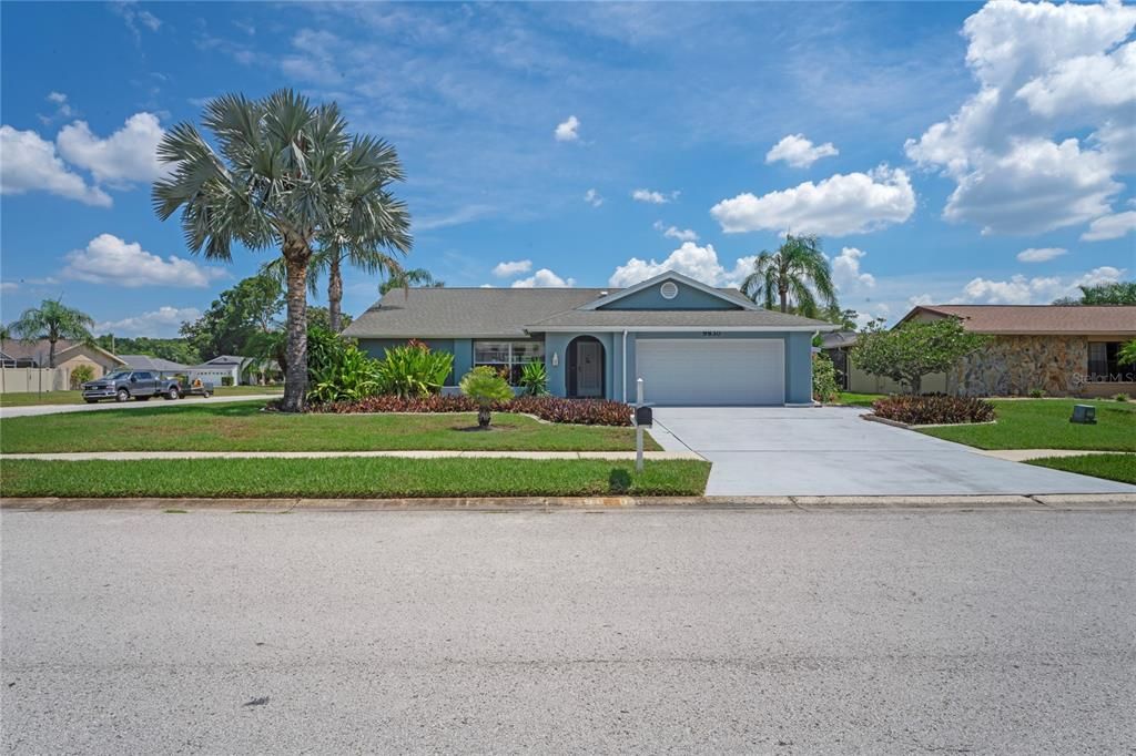 Active With Contract: $410,000 (3 beds, 3 baths, 1810 Square Feet)