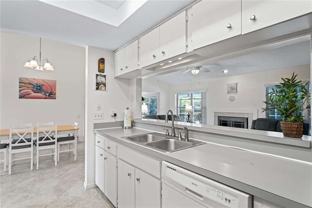 Active With Contract: $410,000 (3 beds, 3 baths, 1810 Square Feet)