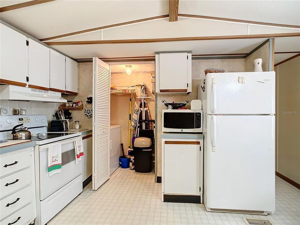 Active With Contract: $115,000 (2 beds, 1 baths, 784 Square Feet)