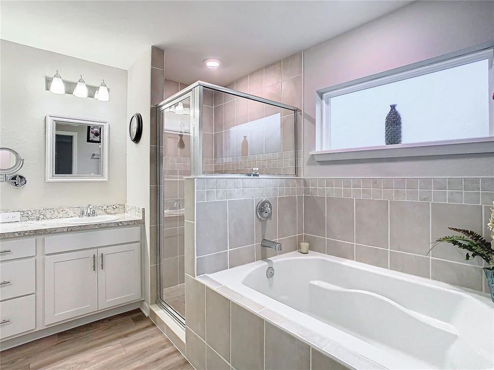 Primary en-suite with shower & garden tub