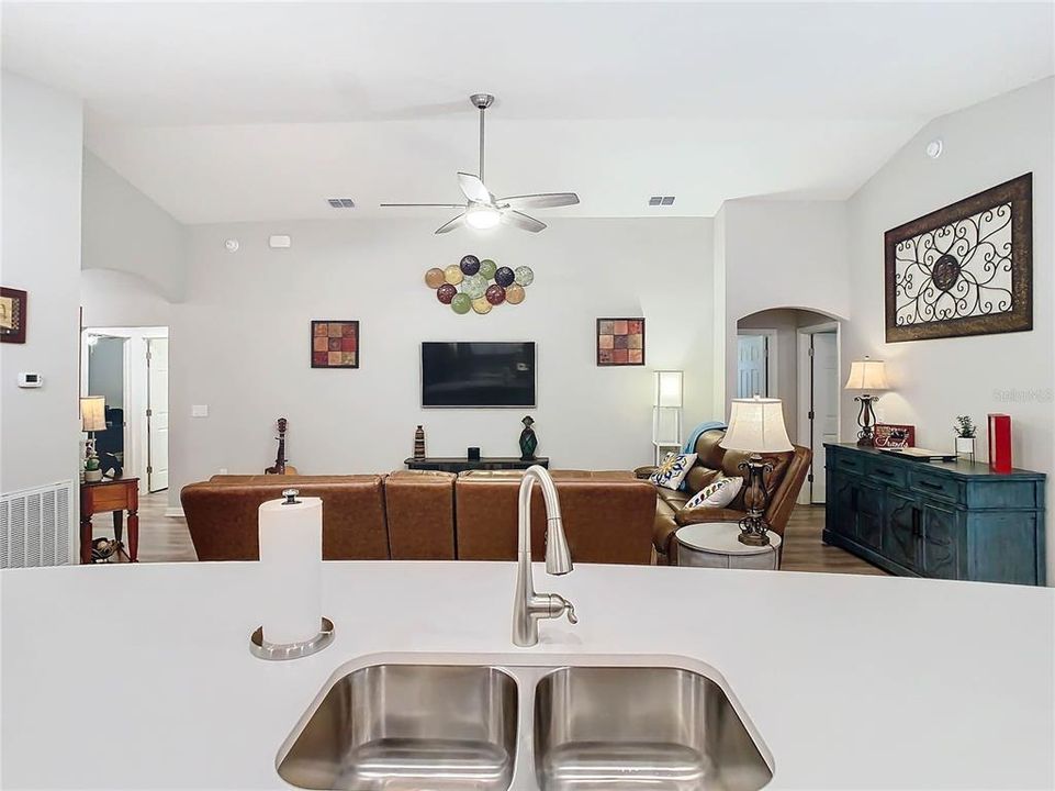 For Sale: $379,000 (4 beds, 2 baths, 1715 Square Feet)