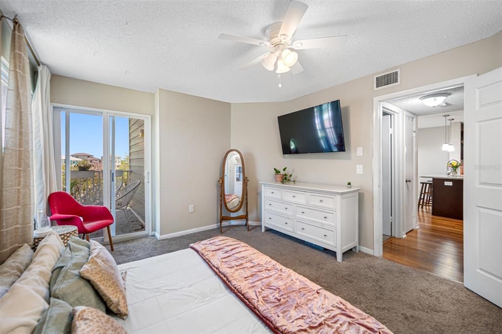 For Sale: $287,000 (2 beds, 1 baths, 866 Square Feet)