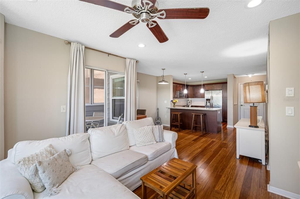 For Sale: $287,000 (2 beds, 1 baths, 866 Square Feet)