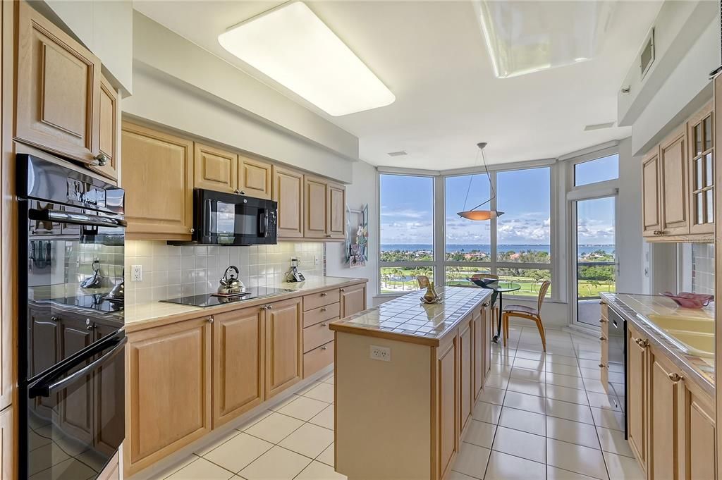 For Sale: $2,195,000 (3 beds, 2 baths, 2375 Square Feet)