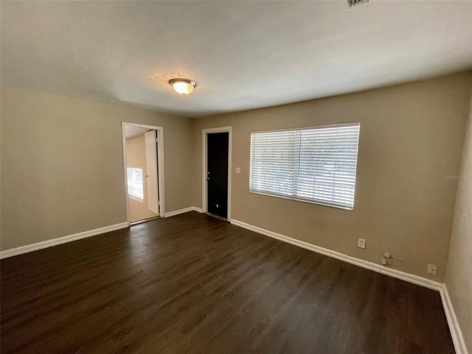 For Rent: $1,900 (4 beds, 2 baths, 1012 Square Feet)