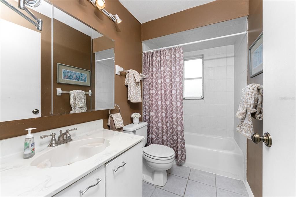 Guest bathroom with shower/tub combination