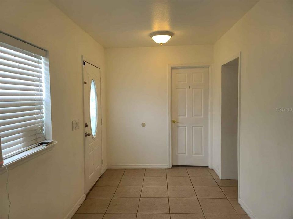 For Rent: $1,800 (2 beds, 1 baths, 945 Square Feet)