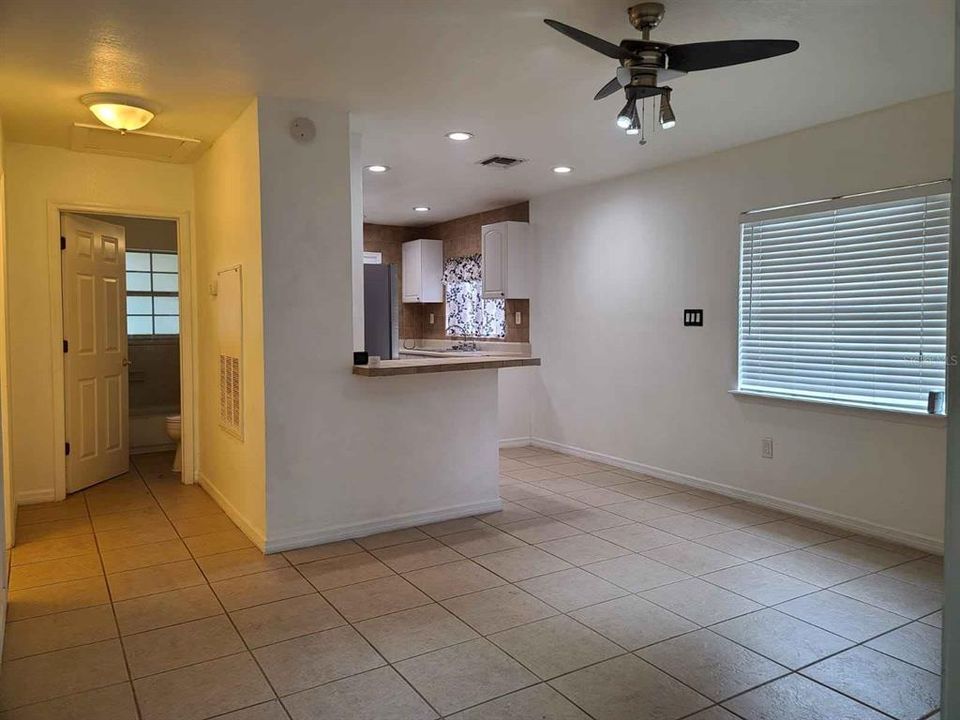 For Rent: $1,800 (2 beds, 1 baths, 945 Square Feet)