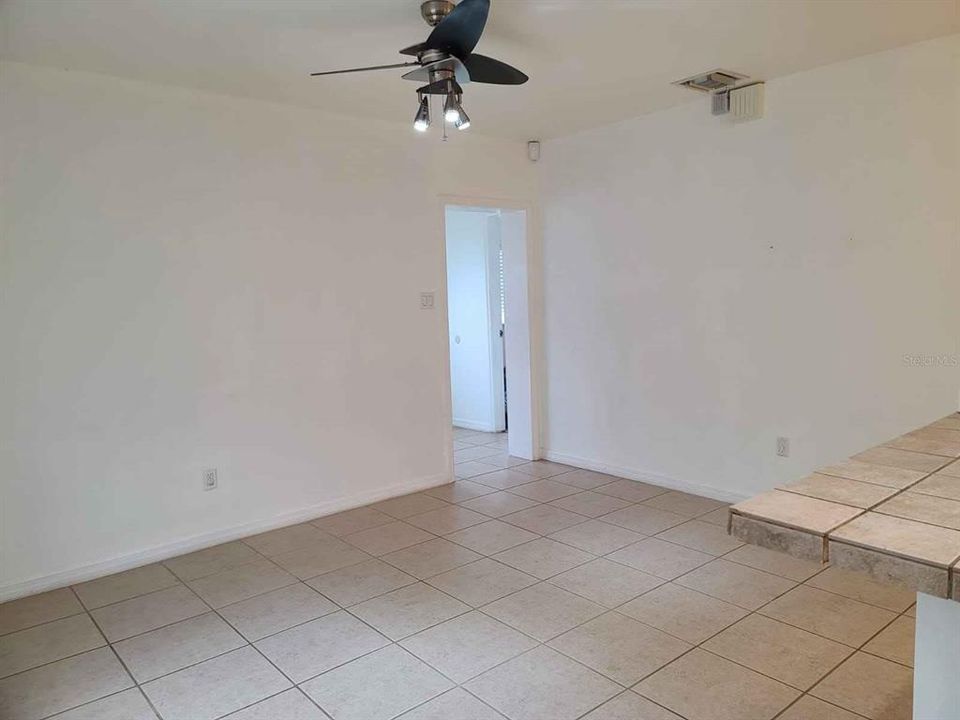 For Rent: $1,800 (2 beds, 1 baths, 945 Square Feet)