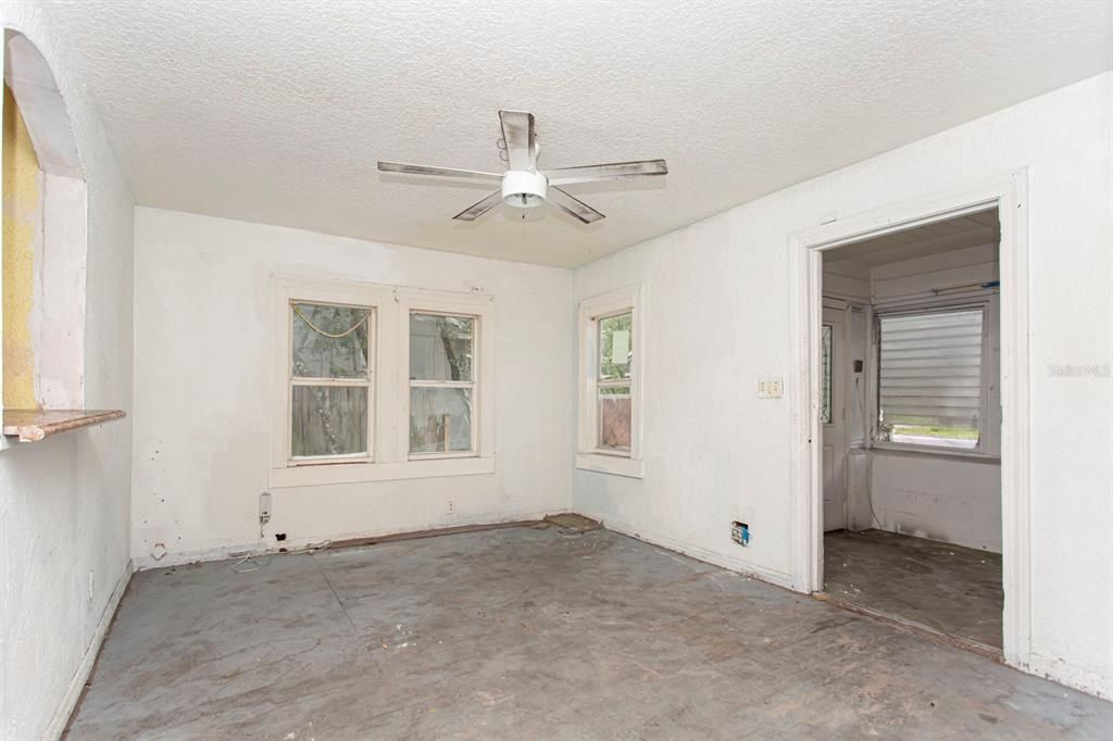 For Sale: $249,900 (3 beds, 1 baths, 1056 Square Feet)