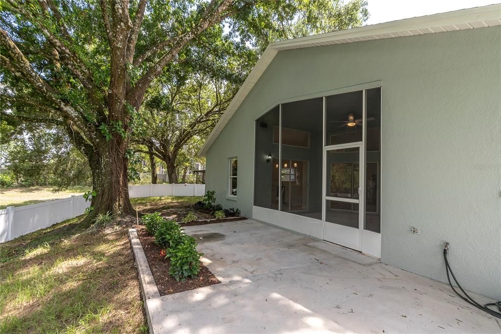 Active With Contract: $350,000 (3 beds, 2 baths, 1386 Square Feet)