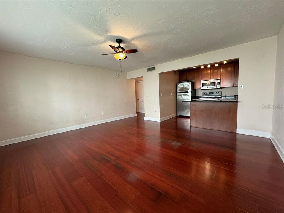 For Sale: $299,999 (1 beds, 1 baths, 655 Square Feet)