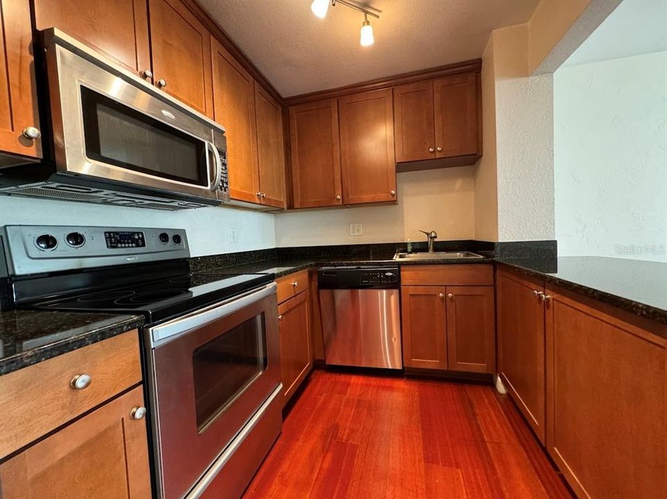 For Sale: $299,999 (1 beds, 1 baths, 655 Square Feet)