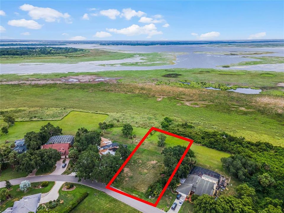 На продажу: $259,900 (0.52 acres)