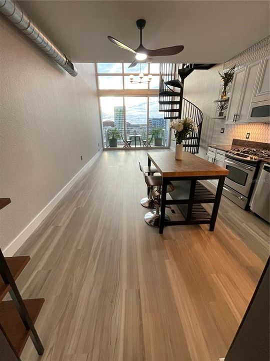 For Rent: $2,950 (1 beds, 1 baths, 932 Square Feet)