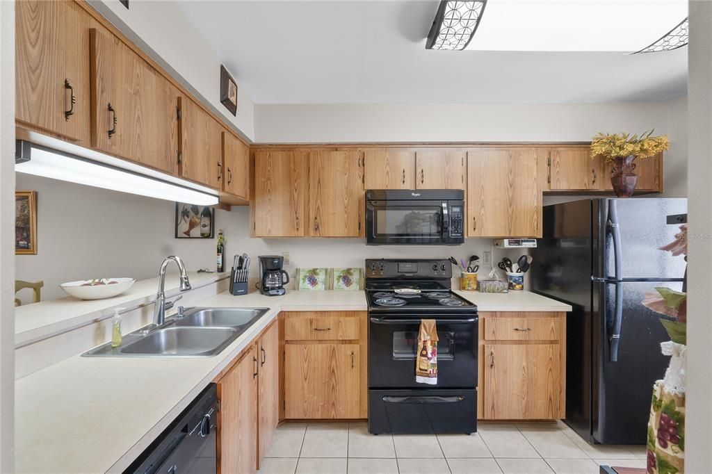 Active With Contract: $165,000 (2 beds, 2 baths, 921 Square Feet)