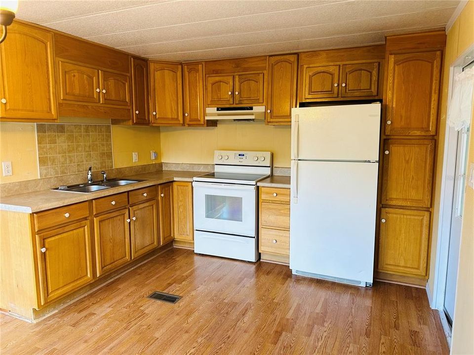 For Sale: $159,900 (2 beds, 2 baths, 805 Square Feet)