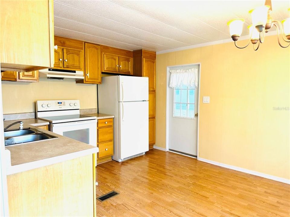 For Sale: $159,900 (2 beds, 2 baths, 805 Square Feet)